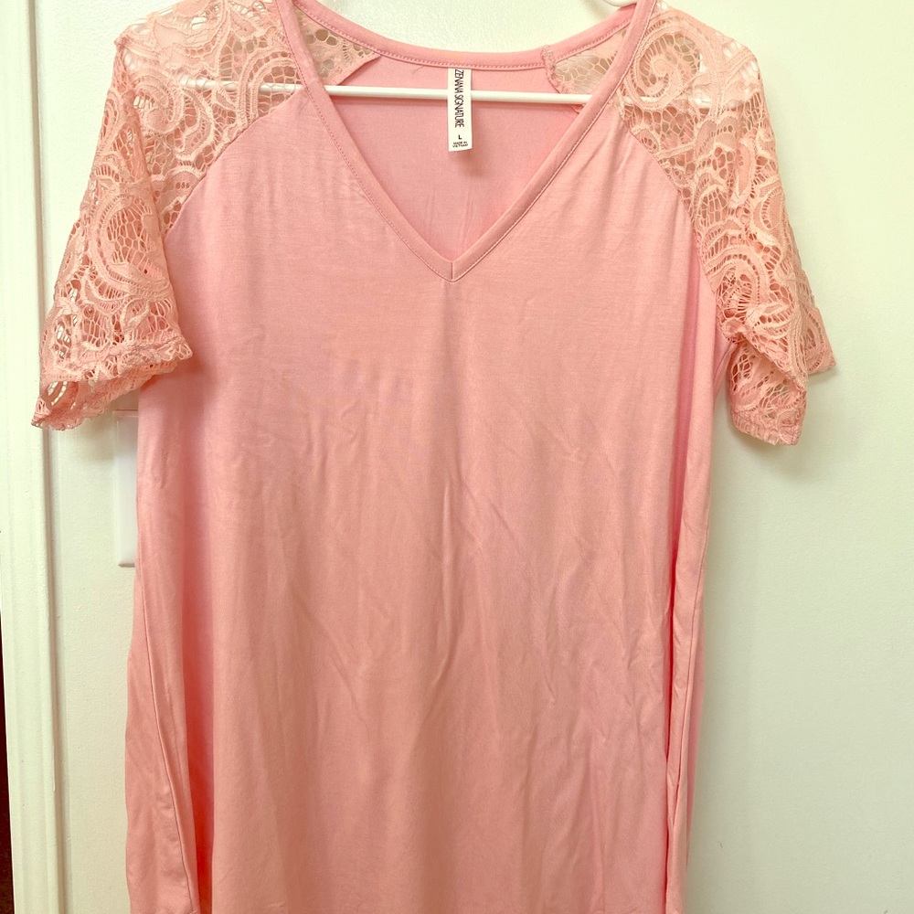 🌹 soft v neck tee with lace *NWOT*